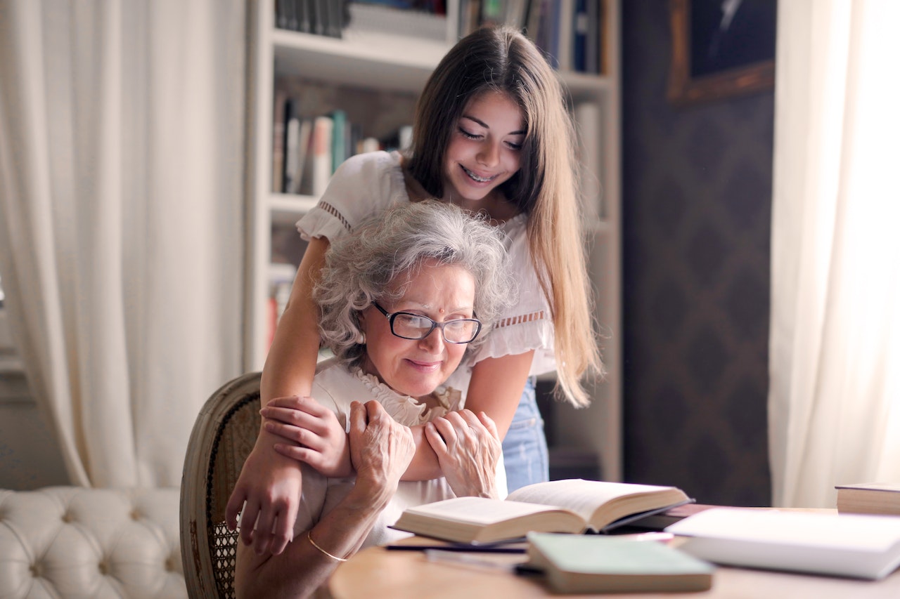 You are currently viewing De bedste gaveidéer til seniorer – glæd din bedstemor eller bedstefar med disse skønne gaver